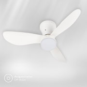 Witte plafondventilator met drie afgeronde rotorbladen en geïntegreerde ronde lamp, uitgeschakeld en van onderaf gezien.