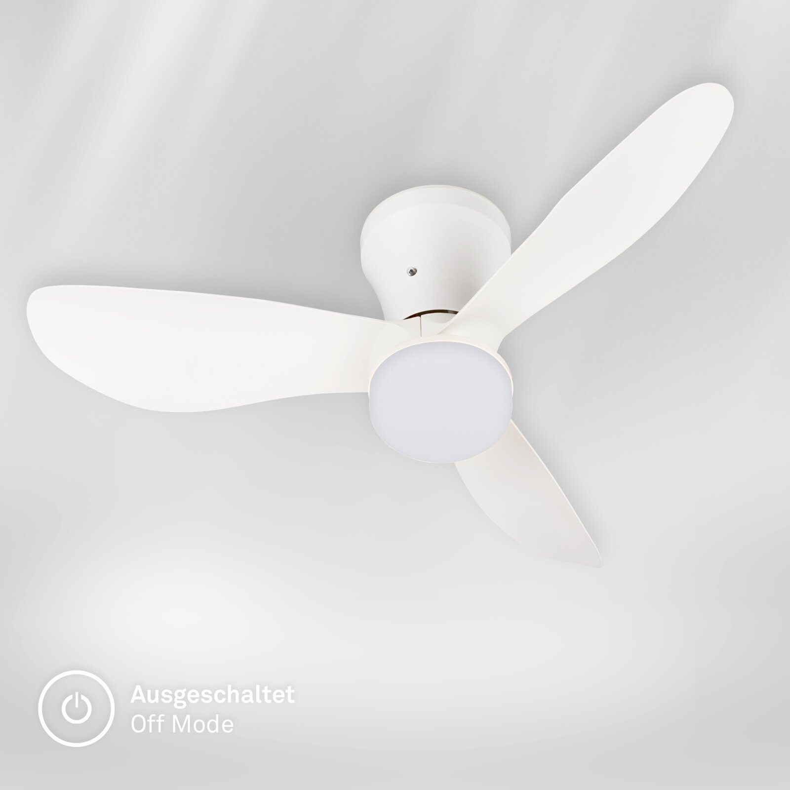 Witte plafondventilator met drie afgeronde rotorbladen en geïntegreerde ronde lamp, uitgeschakeld en van onderaf gezien.