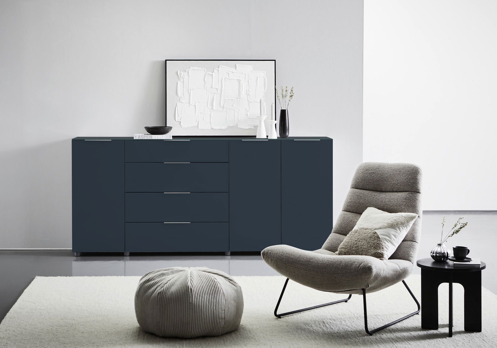Voleo XL-Sideboard MALIN Modernes XL-Sideboard in dunklem Blau mit vier Schubladen und zwei Türen, frontal fotografiert in einem stilvollen Wohnzimmer.