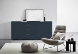 Modernes XL-Sideboard in dunklem Blau mit vier Schubladen und zwei Türen, frontal fotografiert in einem stilvollen Wohnzimmer.