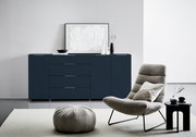 Modernes XL-Sideboard in dunklem Blau mit vier Schubladen und zwei Türen, frontal fotografiert in einem stilvollen Wohnzimmer.