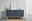 Modernes Sideboard in dunklem Blau mit Holzbeinen, frontal fotografiert. Dekoriert mit einer abstrakten Skulptur, einem gerahmten Kunstwerk und einer Schale auf Büchern.