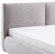 Graues Polsterbett mit Kopfteil, seitliche Perspektive