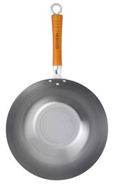 Ansicht von oben auf einen klassischen Wok mit Holzgriff.