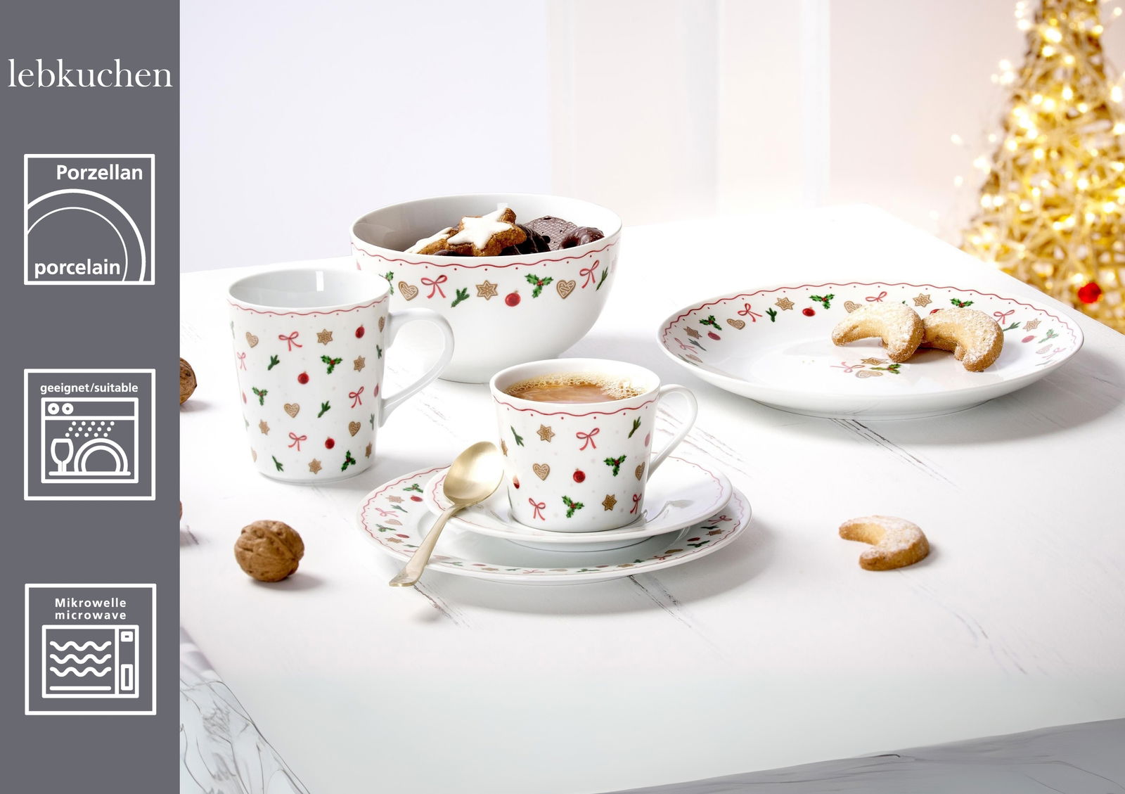 Kaffeeservice 18-tlg. mit festlichem Design, bestehend aus Tassen, Untertassen, Schalen und Tellern, dekoriert mit weihnachtlichen Motiven wie Sternen, Herzen und Schleifen. Perspektive von oben auf einem weißen Tisch mit Weihnachtsbaum im Hintergrund.