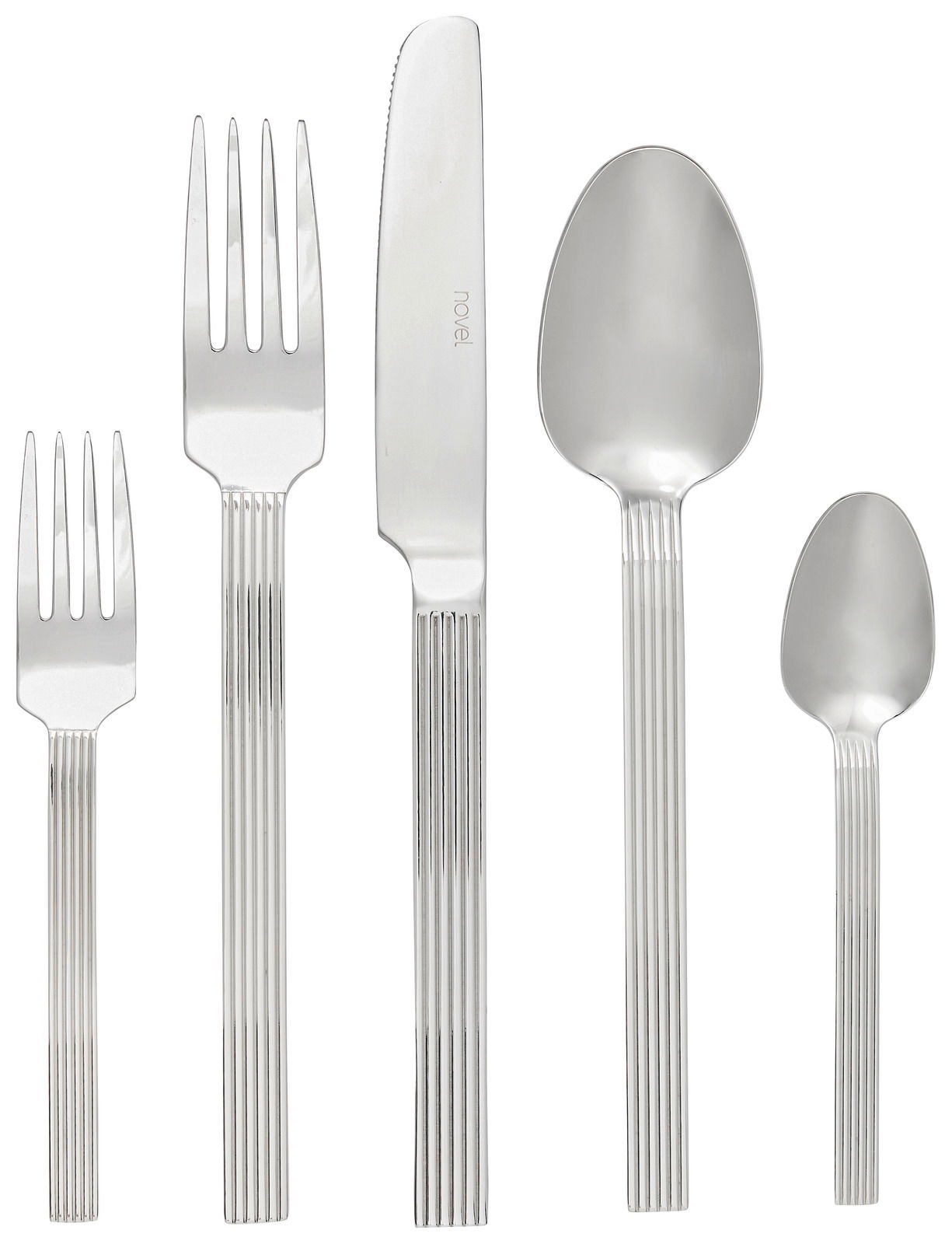 Besteckset aus Edelstahl, bestehend aus Gabel, Messer, Esslöffel und Teelöffel, in einer frontalen Ansicht.