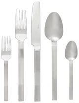 Besteckset aus Edelstahl, bestehend aus Gabel, Messer, Esslöffel und Teelöffel, in einer frontalen Ansicht.