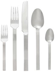 Besteckset aus Edelstahl, bestehend aus Gabel, Messer, Esslöffel und Teelöffel, in einer frontalen Ansicht.