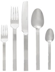 Besteckset aus Edelstahl, bestehend aus Gabel, Messer, Esslöffel und Teelöffel, in einer frontalen Ansicht.