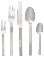 Besteckset aus Edelstahl, bestehend aus Gabel, Messer, Esslöffel und Teelöffel, in einer frontalen Ansicht.