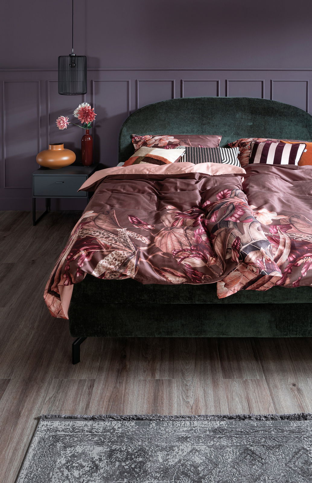 Satin-Bettwäsche 155x220 cm in einem stilvoll eingerichteten Schlafzimmer mit floralen Mustern und eleganten Kissen, aus der Perspektive von vorne betrachtet.