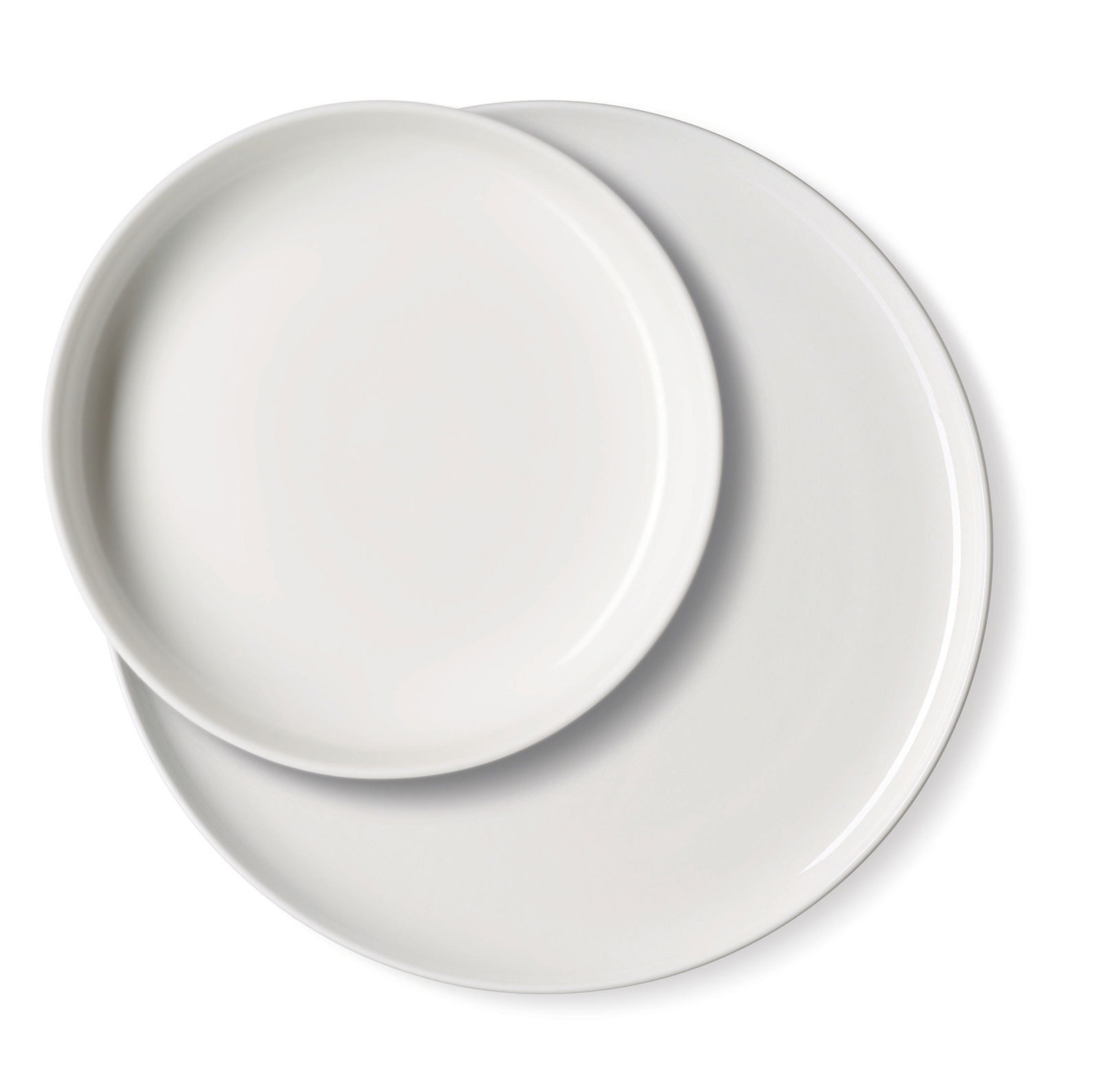 Zwei weiße Teller in Draufsicht, übereinander liegend.