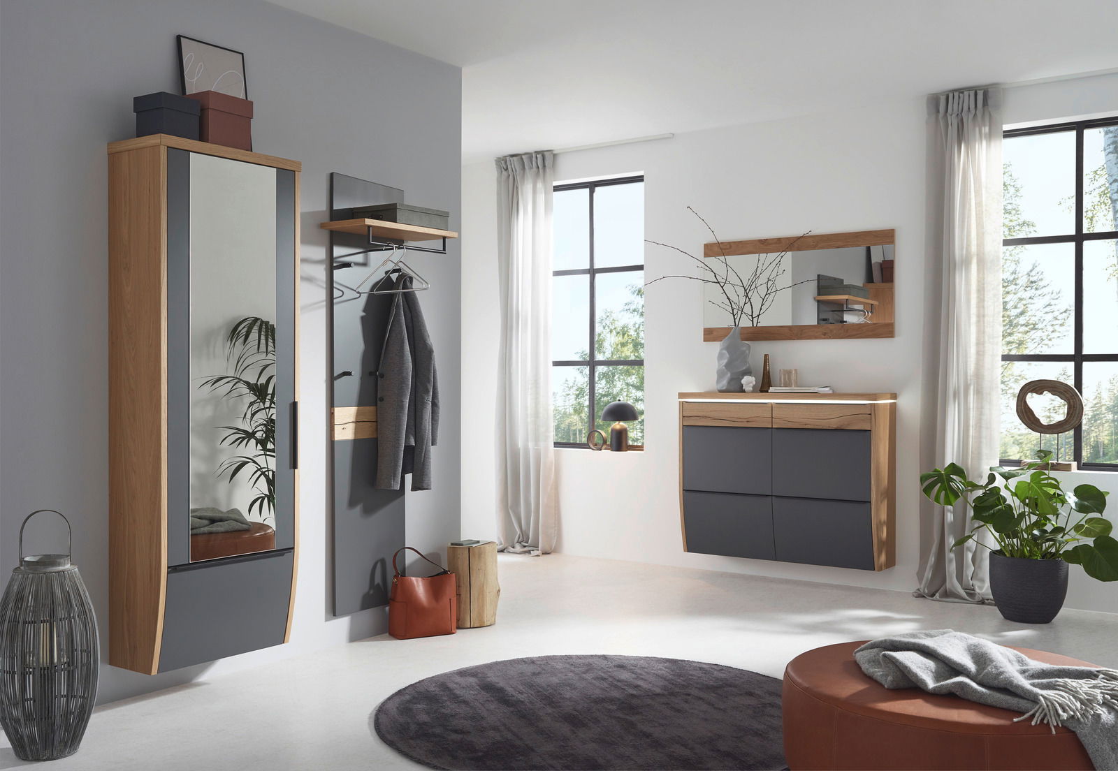 Moderne Garderobeneinrichtung mit hängendem Spiegelgarderobenschrank, Garderobenpaneel und Kommode in Holz- und Grautönen, seitliche Perspektive.