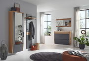 Moderne Garderobeneinrichtung mit hängendem Spiegelgarderobenschrank, Garderobenpaneel und Kommode in Holz- und Grautönen, seitliche Perspektive.