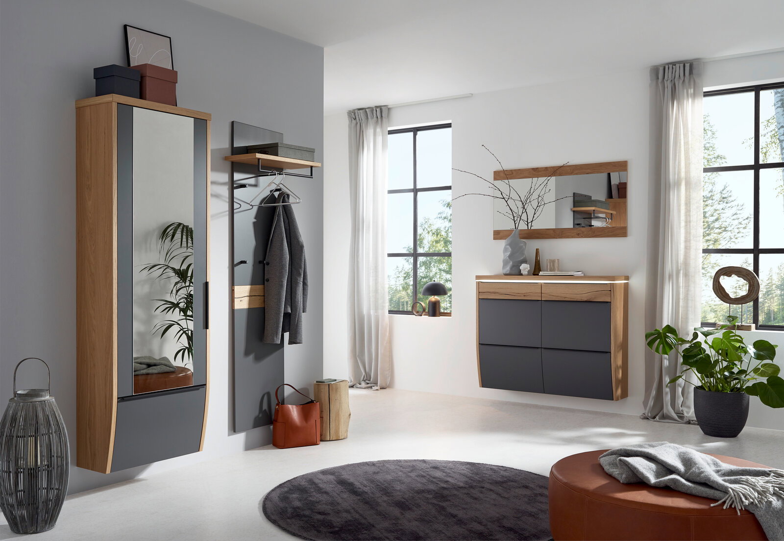 Moderne Garderobeneinrichtung mit hängendem Spiegelgarderobenschrank, Garderobenpaneel und Kommode in Holz- und Grautönen, seitliche Perspektive.