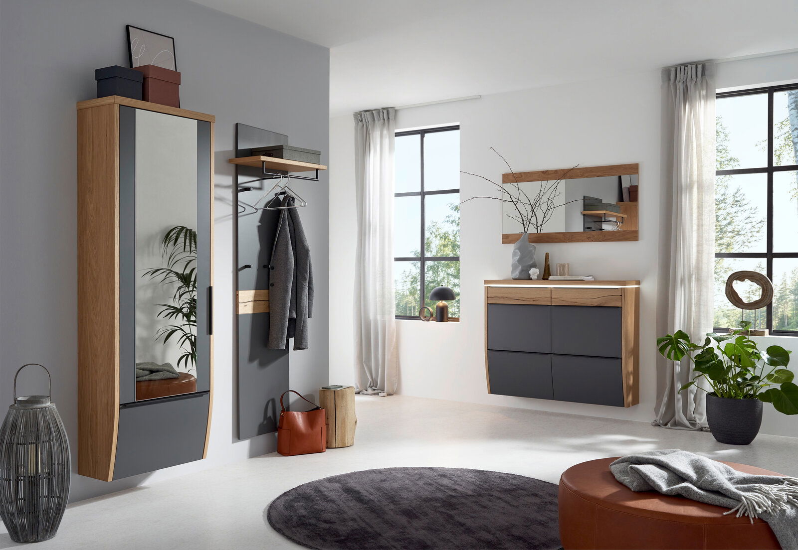 Moderne Garderobeneinrichtung mit hängendem Spiegelgarderobenschrank, Garderobenpaneel und Kommode in Holz- und Grautönen, seitliche Perspektive.