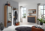 Moderne Garderobeneinrichtung mit hängendem Spiegelgarderobenschrank, Garderobenpaneel und Kommode in Holz- und Grautönen, seitliche Perspektive.