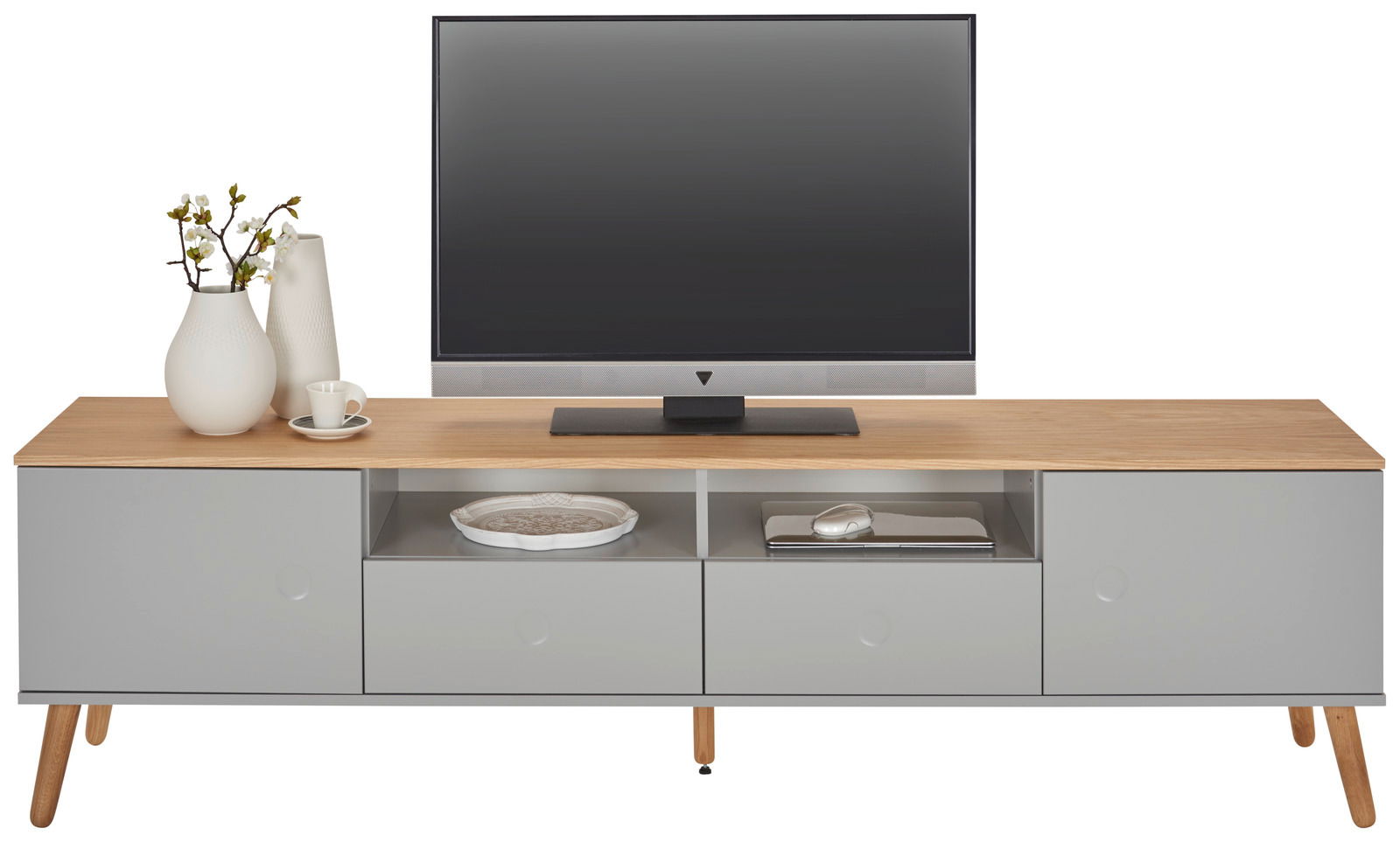 Modernes TV-Board mit grauen Schubladen und Holzoberfläche, frontal betrachtet, dekoriert mit Vasen und einem Fernseher.