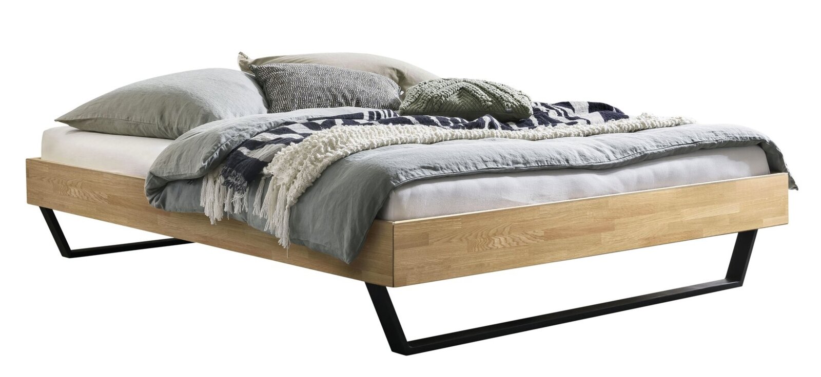 Modernes Doppelbett aus hellem Holz mit schwarzem Metallkufen-Gestell, bezogen mit grauer Bettwäsche und Decken Perspektive: schräg von vorne/seitlich (3/4-Ansicht)