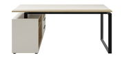 Moderner Eckschreibtisch mit Container, seitliche Perspektive, weiße und holzfarbene Oberfläche, schwarzes Metallgestell.