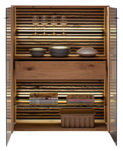 Open houten dressoir met glazen deuren, verlichte binnenkant, glazen, borden en boeken, gezien vanaf de voorkant.