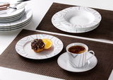 Kaffeeservice 18-tlg. Graphics mit modernem Design, bestehend aus Tassen, Untertassen und Tellern, auf einem Tisch mit braunen Platzdeckchen arrangiert. Perspektive von oben.