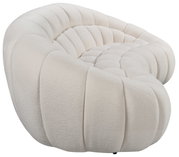 Beige, gebogen driezitsbank van zachte stof, zijaanzicht