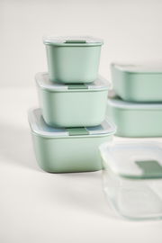 Stapel von mintgrünen Frischhaltedosen mit Easyclip-Verschluss, seitliche Perspektive