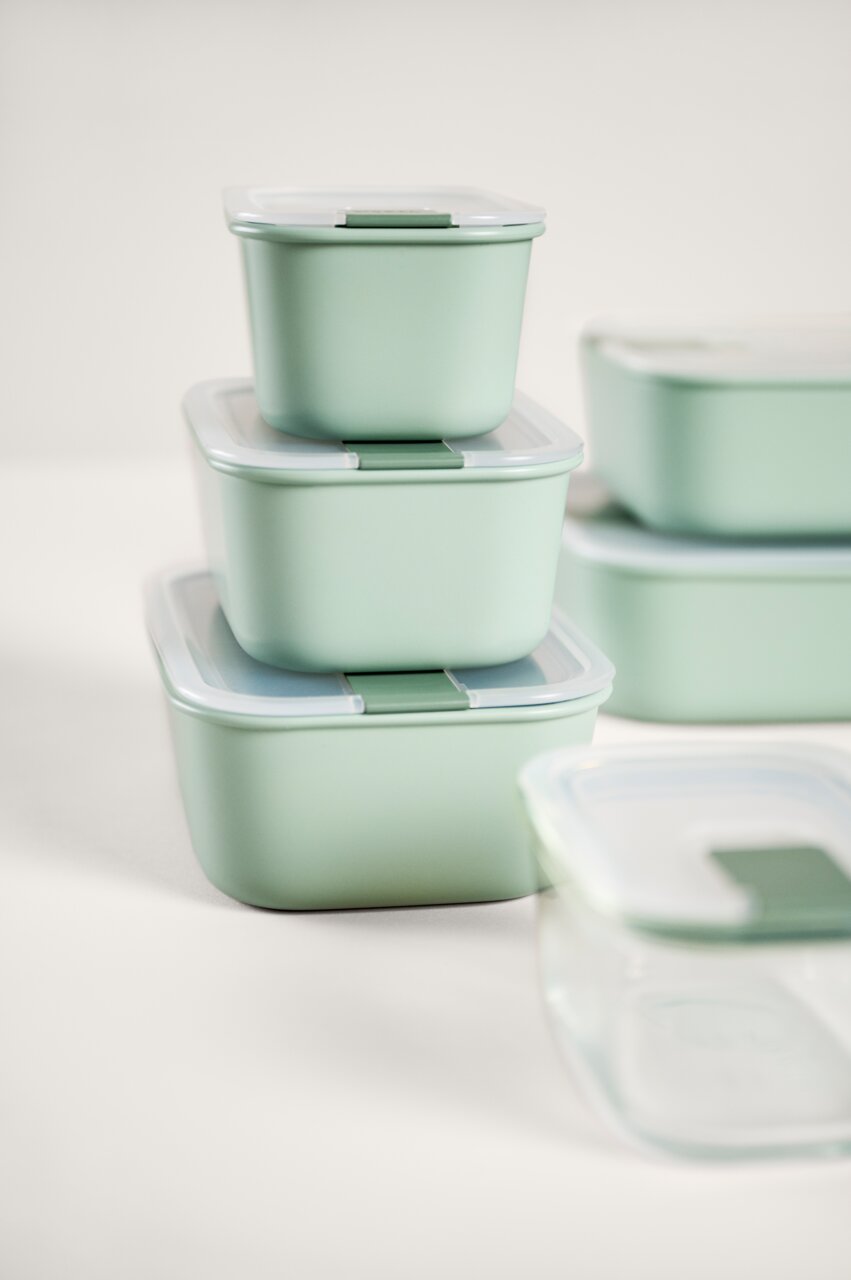 Een stapel mintgroene voedselbewaarbakjes met Easyclip-sluiting, gezien vanaf de zijkant
