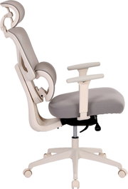 Ergonomischer Bürostuhl mit grauer Polsterung, weißem Gestell, verstellbaren Armlehnen und Rollenfußkreuz, Seitenansicht von links vor weißem Hintergrund