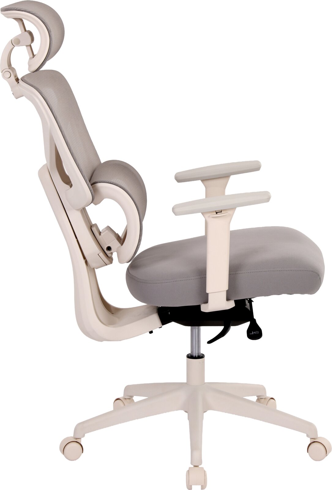 Ergonomischer Bürostuhl mit grauer Polsterung, weißem Gestell, verstellbaren Armlehnen und Rollenfußkreuz, Seitenansicht von links vor weißem Hintergrund