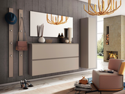 Moderner Eingangsbereich mit XL-Hängeschuhschrank, Spiegel und Garderobenpaneel in einer stilvollen, minimalistischen Einrichtung. Perspektive von vorne.