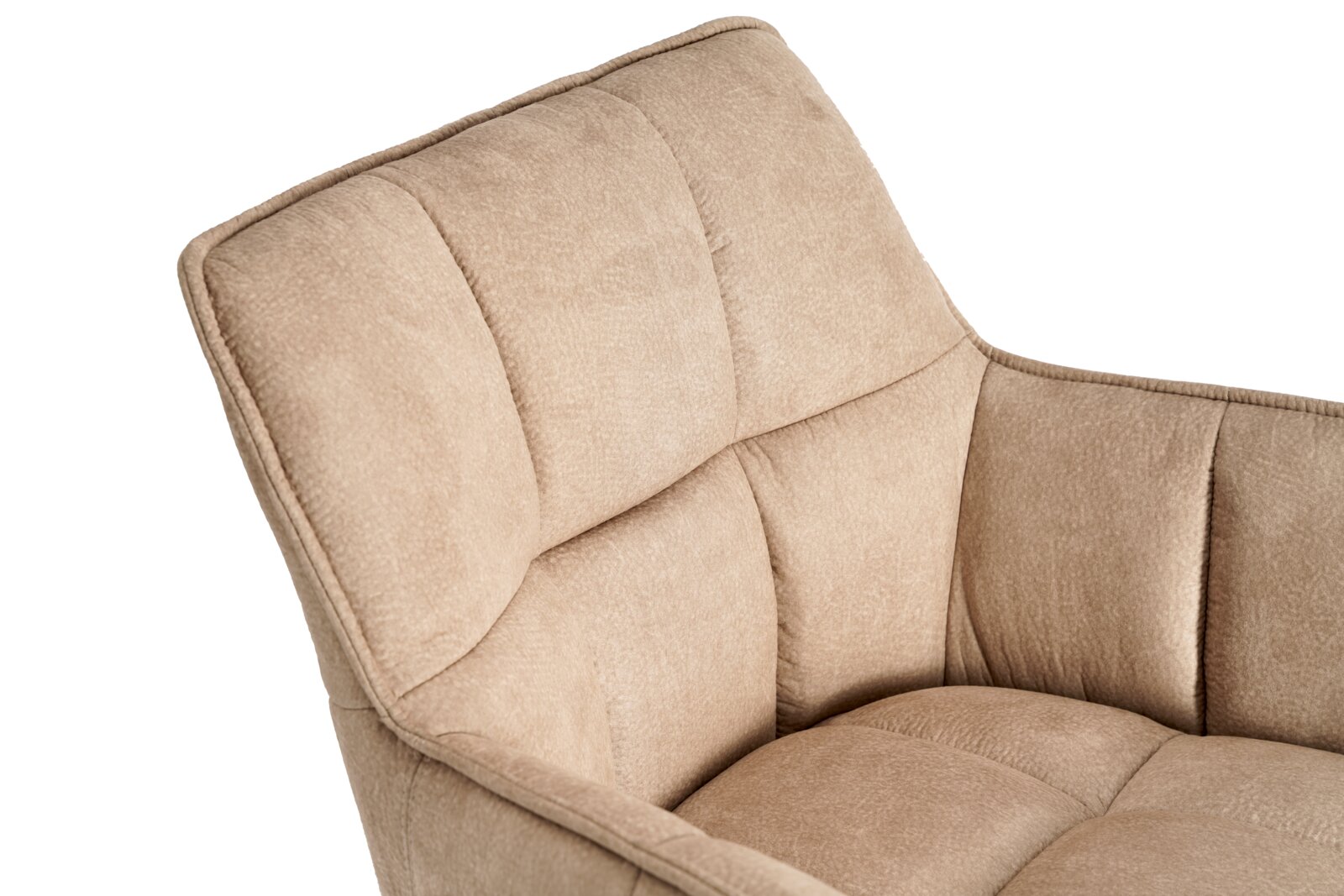 Nahaufnahme eines beige gepolsterten Sessels mit gesteppter Rückenlehne und Armlehne, perspektivisch schräg von oben/vorne rechts