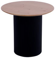 Runder Beistelltisch mit schwarzem, geriffeltem Sockel und heller Holzplatte, seitliche Perspektive