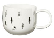 Weißer Henkelbecher mit schwarzem Skifahrer- und Baum-Motiv, seitliche Perspektive