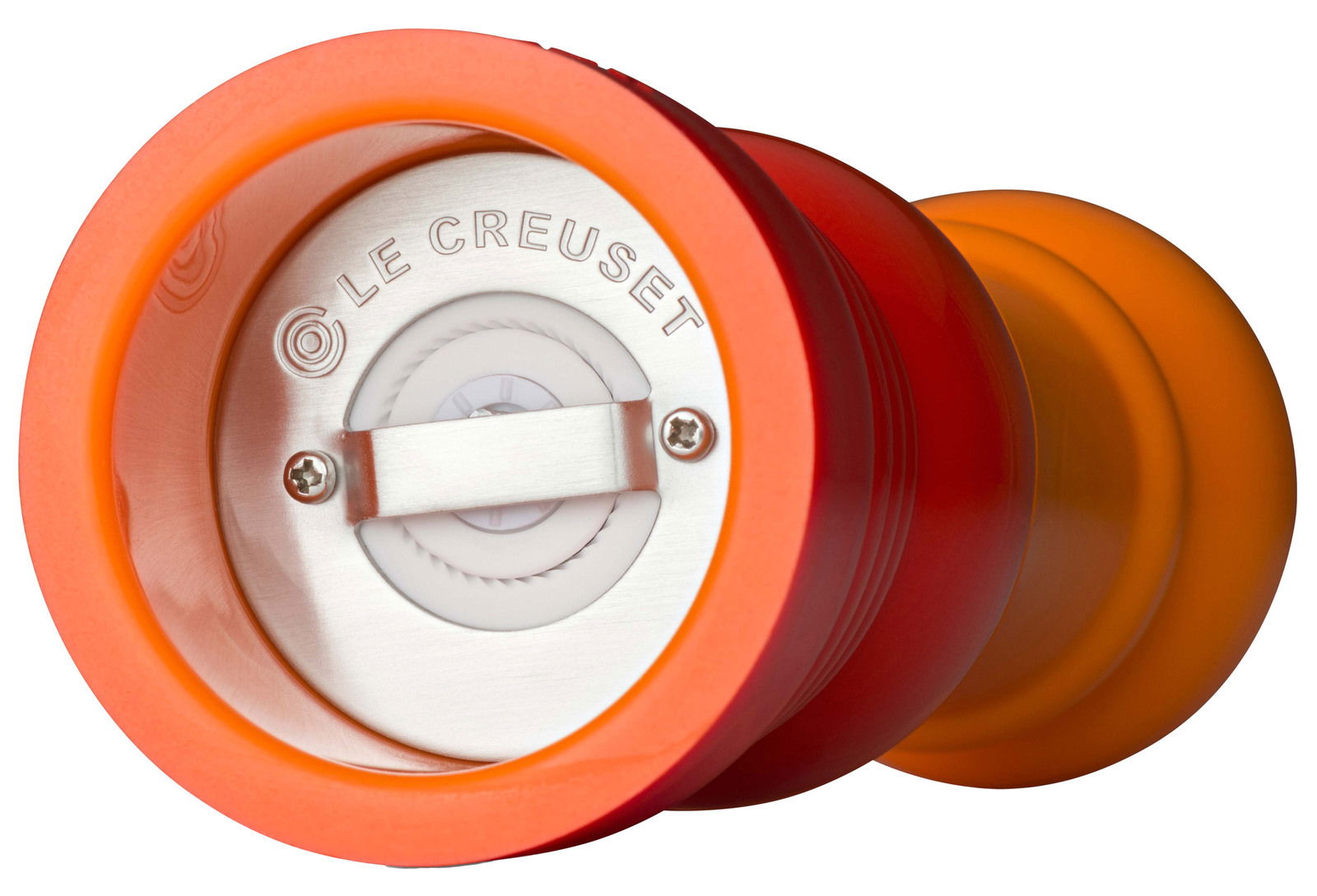 Nahaufnahme der Unterseite einer ofenroten Pfeffermühle mit sichtbarem Mahlwerk und Le Creuset Logo.