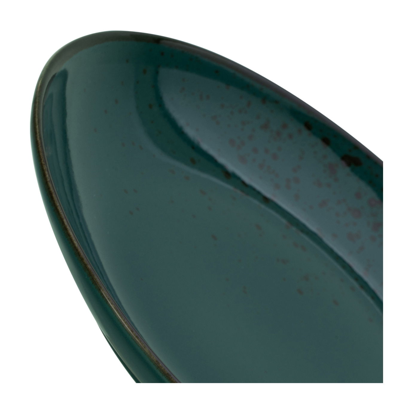 Nahaufnahme eines dunkelgrünen Tellers mit gesprenkeltem Muster, seitliche Perspektive