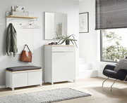 Modernes Garderoben-Set in heller, minimalistischer Einrichtung mit Spiegel, Hakenleiste, Sitzbank und Schrank, seitliche Perspektive.