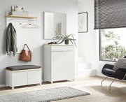 Modernes Garderoben-Set in heller, minimalistischer Einrichtung mit Spiegel, Hakenleiste, Sitzbank und Schrank, seitliche Perspektive.
