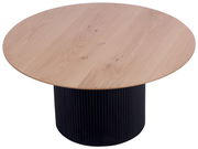 Runder Couchtisch mit heller Holzplatte und schwarzem, geriffeltem Sockel, aus seitlicher Perspektive.