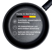 Vogelperspektive auf eine adamant premium Pfanne 28 cm mit kratzfester, wasserbasierter Beschichtung, Edelstahlkörper und extra breitem Schüttrand, optimale Wärmeverteilung auf allen Herdarten, Made in Germany.