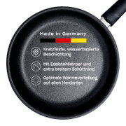 Vogelperspektive auf eine adamant premium Pfanne 28 cm mit kratzfester, wasserbasierter Beschichtung, Edelstahlkörper und extra breitem Schüttrand, optimale Wärmeverteilung auf allen Herdarten, Made in Germany.