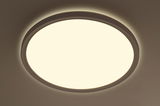 Runde LED-Deckenleuchte aus der Perspektive von unten betrachtet, leuchtend mit warmem Licht.