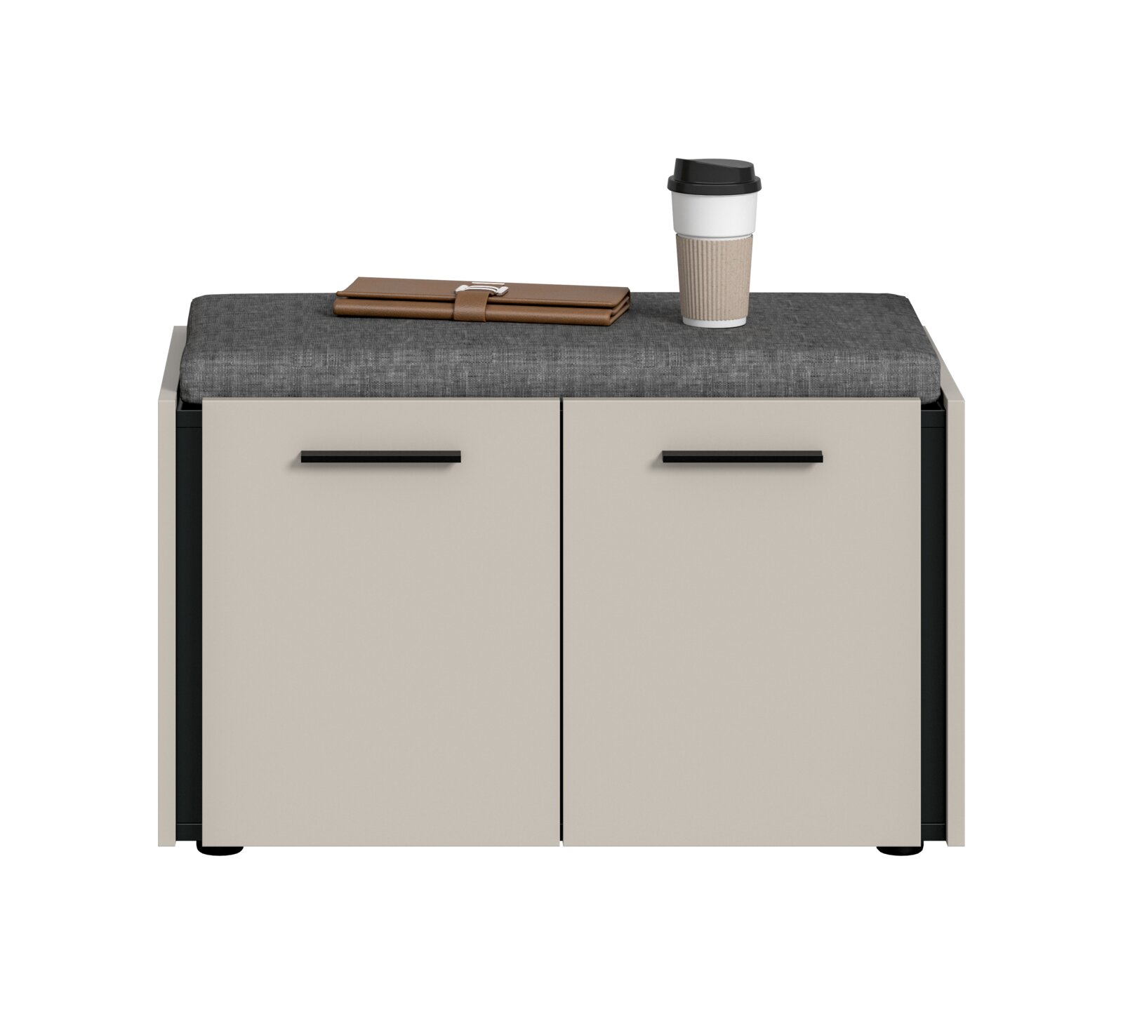 Moderne Sitzbank mit grauem Stoffpolster und hellem Stauraum-Schrank mit zwei Türen und schwarzen Griffen, frontale Ansicht; oben liegen ein braunes Etui und ein Coffee-to-go-Becher