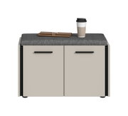 Moderne Sitzbank mit grauem Stoffpolster und hellem Stauraum-Schrank mit zwei Türen und schwarzen Griffen, frontale Ansicht; oben liegen ein braunes Etui und ein Coffee-to-go-Becher