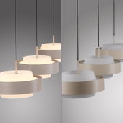Moderne, ronde hanglamp in wit/beige met een lampenkap in meerdere lagen en warm licht, opgehangen aan een zwarte kabel, afgebeeld in een schuin vooraanzicht (licht van bovenaf).