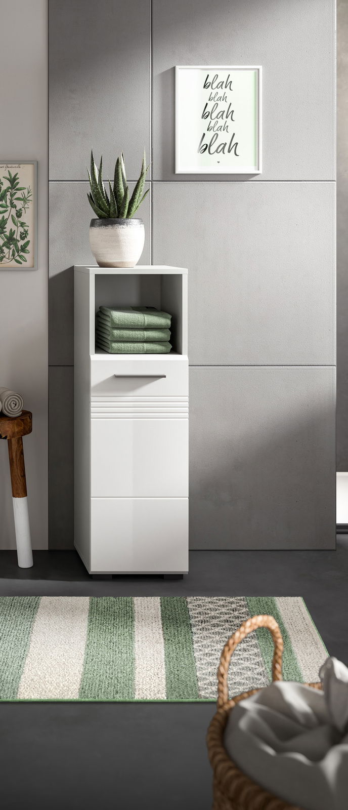 MID.YOU Standschrank COPA Moderner weißer Standschrank mit offenem Fach und Schubladen, dekoriert mit grünen Handtüchern und einer Pflanze, aus frontaler Perspektive.