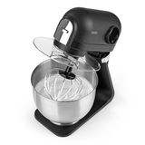 Schwarze Küchenmaschine mit Edelstahl-Rührschüssel und Schneebesen, seitliche Perspektive