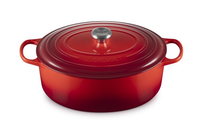 Rode ovale braadpan van Le Creuset, 35 cm, gezien vanuit vogelperspectief