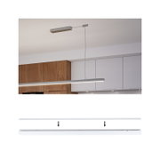 Moderne, schlanke LED-Pendelleuchte in Silber über einer Kücheninsel, Ansicht schräg von unten (Untersicht) mit sichtbarer Lichtleiste und Deckenbefestigung.